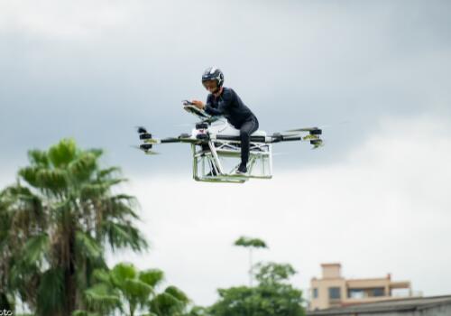 China Farmer stellte bemannte Drohnen her und investierte 20 Millionen in 2 Jahren. Jackie Chan kam zu ihmzum Filmen