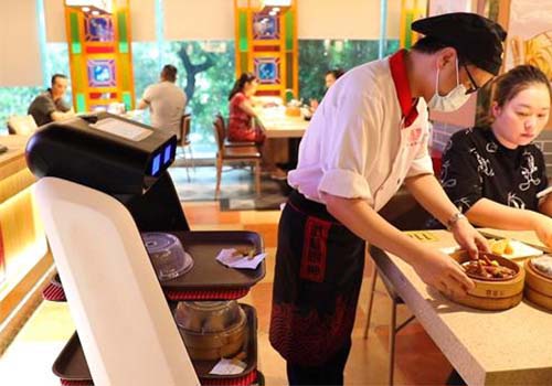 Warum sind die Roboter-Kellner im Restaurant so beliebt?