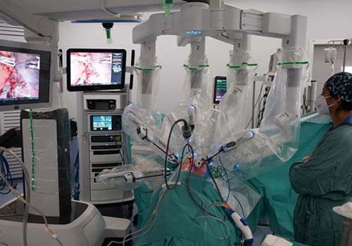 Ohne Rippen zu schneiden, führen spanische Chirurgen die weltweit erste Roboter-Lungentransplantation durch