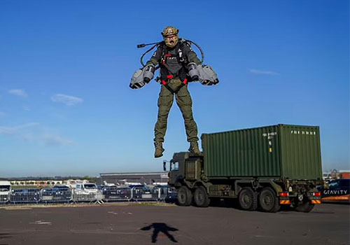 Die britische Armee beobachtet ein Jetpack, das mit einer Geschwindigkeit von 128 km/h in einer Höhe von 3600 Metern fliegen kann