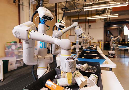 Die Muttergesellschaft von Google setzt 100 Roboter im Büro ein. Wie weit ist es von „selbstlernenden“ Robotern?